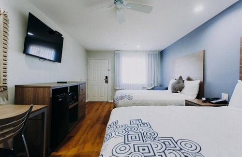 Clear Lake Shores Hotel | 2 Convenient Units w/Access to Kemah Boardwalk Access | Deck with Marina View