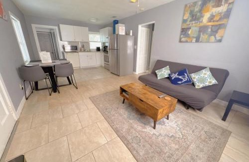 Southside House | 2 COZY BeDRooM WITH HUGE YARD