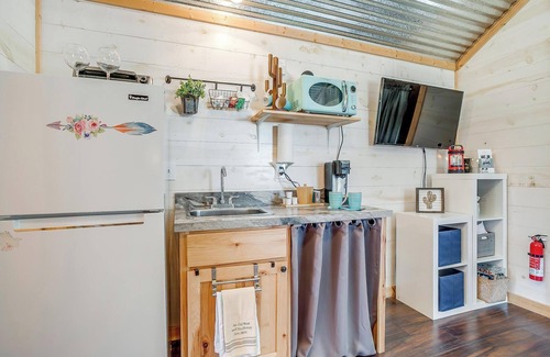 Paluxy Cabin | 2 Cozy Cabins with Giant Hot Tub, Fire Pits, Fishing, Hiking and more