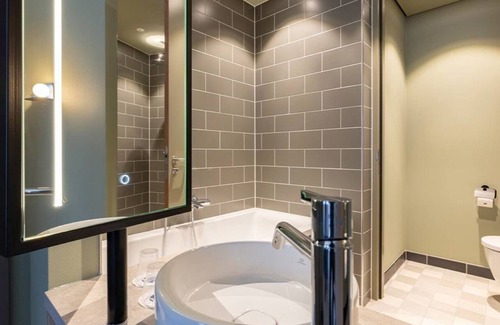 Marknesse Hotel | 2 Cozy Marknesse Hotel Rooms Near Park, Waterways, Factory Outlet and Giethoorn