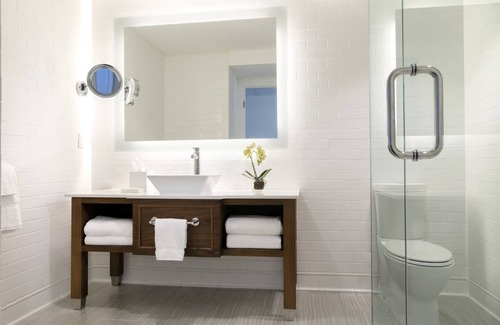 Key West Hotel | 2 Cozy Resort Rooms Perfect for Family Vacations, Enjoy Pools & Water Activities