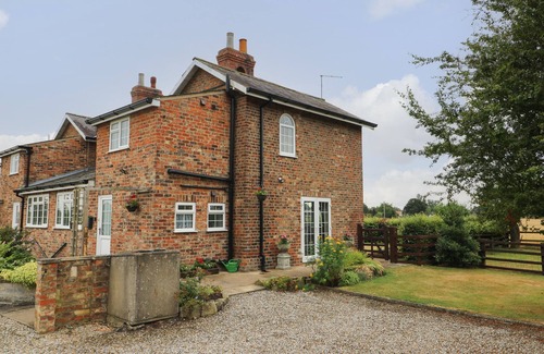 Stockton on the Forest Cottage | 2 CROSSLANDS, with a garden in Stockton-On-The-Forest