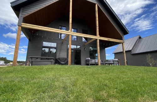 Custer Cabin | 2 Custer's Retreat- 2 Bedroom Cabin - 2 Bedroom 2 Bath Cabin