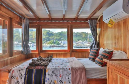 Labuan Bajo Boat Rental | 2 Days Private Charter Boat best komodo tour