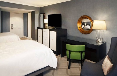 West End Hotel | 2 Deluxe Double Room at The Melrose Georgetown Hotel