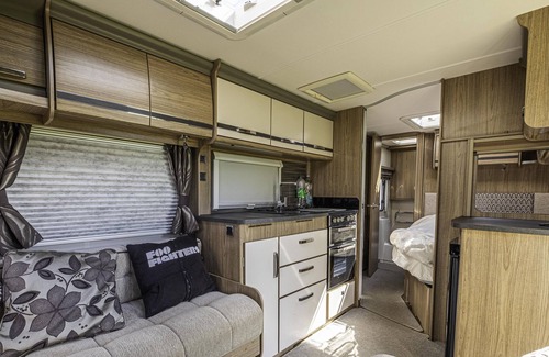 Llandeilo Cabin | 2 Double Bed Caravan - secure parking and WIFI