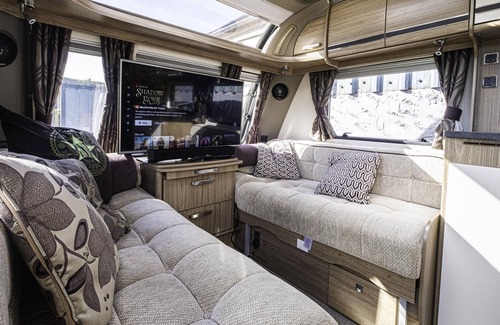 Llandeilo Cabin | 2 Double Bed Caravan - secure parking and WIFI