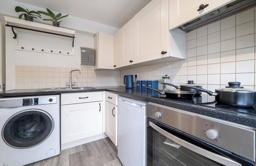Fleet Apartment | 2 double Bedroom apartment minutes from the high street and station