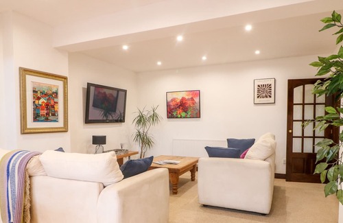 Rocester Cottage | 2 DOVE COTTAGE, family friendly, with a garden in Rocester