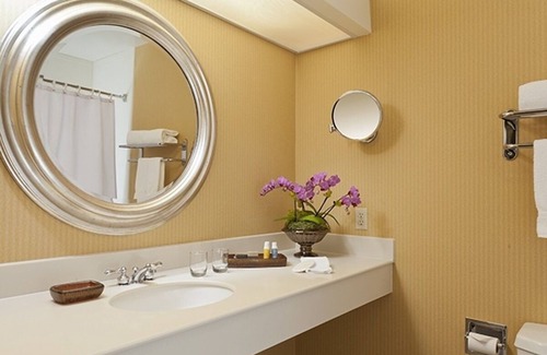 Barron Park House | 2 Eco-Friendly Room with Free Breakfast, Outdoor Pool, Balcony & Parking