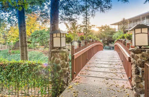 Barron Park House | 2 Eco-Friendly Room with Free Breakfast, Outdoor Pool, Balcony & Parking