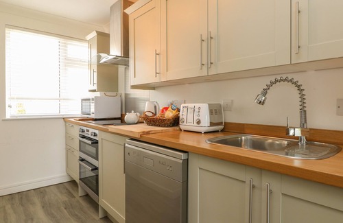 Mawgan Porth Cottage | 2 EUROPA COURT, pet friendly, country holiday cottage in Mawgan Porth