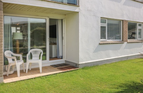 Mawgan Porth Cottage | 2 EUROPA COURT, pet friendly, country holiday cottage in Mawgan Porth