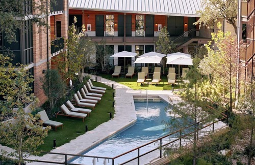 Travis Heights House | 2 Family Rooms w/Seating Area & Balcony | Outdoor Pool & Private Parking