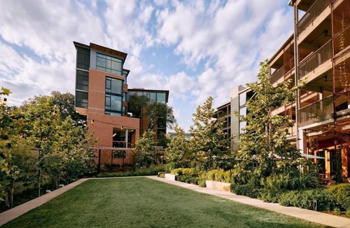 Travis Heights House | 2 Family Rooms w/Seating Area & Balcony | Outdoor Pool & Private Parking