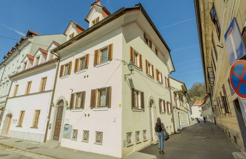 Ljubljana City Centre Apartment | 2 floor apartment, Old Town, cheap & easy park, pets welcome
