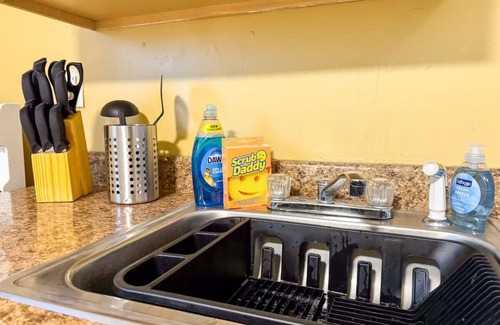 Pittsburgh Apartment | 2 Full Apartments, 4 Bedrooms w/11 beds + Parking