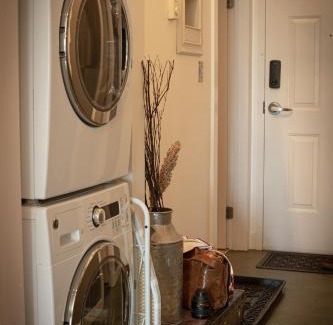 Downtown Edmonton Apartment | 2 Full Beds, Free Parking Underground Heated, Rogers Place, 1 Bedroom Condo Downtown Central