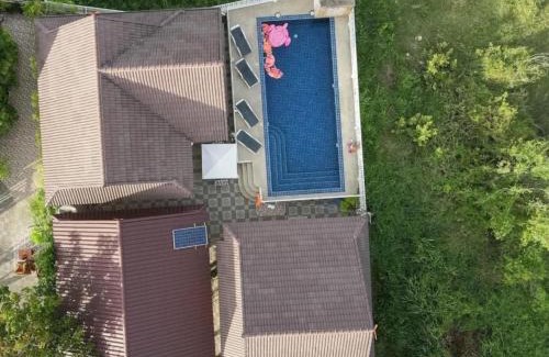 Bang Sare Villa | 2 Fully equipped Cottages w big Pool & Fishing