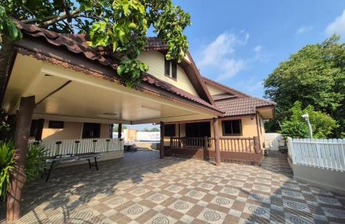 Bang Sare Villa | 2 Fully equipped Cottages w big Pool & Fishing
