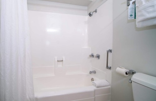Kahului Hotel | 2 Great Units Fit for Families! Outdoor Pool, Minutes to Kanaha Beach Park!