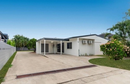 Hermit Park Apartment | #2 Haven on Hughes 2BR Clean Peaceful Close to City
