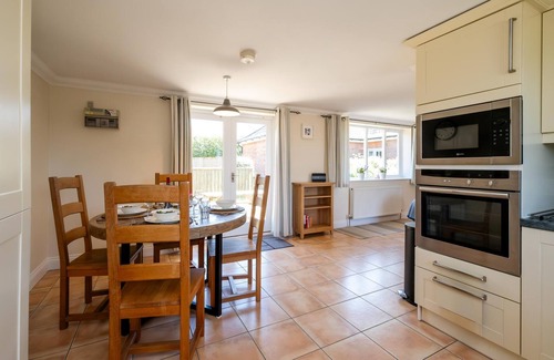 Saxmundham Apartment | 2 Hazelwood - sleeps 4 guests in 2 bedrooms