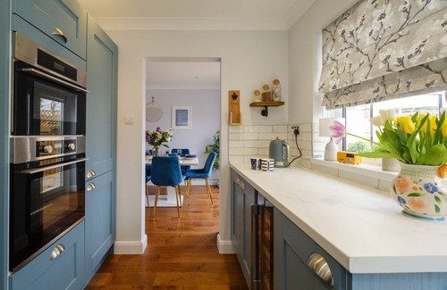 Knodishall Cottage | 2 Hillcrest - sleeps 6 guests in 3 bedrooms
