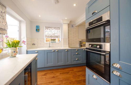 Knodishall Cottage | 2 Hillcrest - sleeps 6 guests in 3 bedrooms