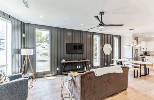 Edgehill House | 2 Homes｜Downtown, 24 guests｜5 min to Broadway!