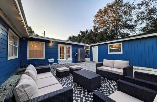 Arlington House | 2 homes for 1 - Arcade, Firepit, Patio - Main house & Lrg guest house included!