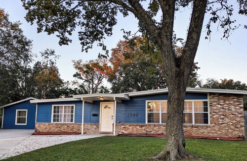 Arlington House | 2 homes for 1 - Arcade, Firepit, Patio - Main house & Lrg guest house included!