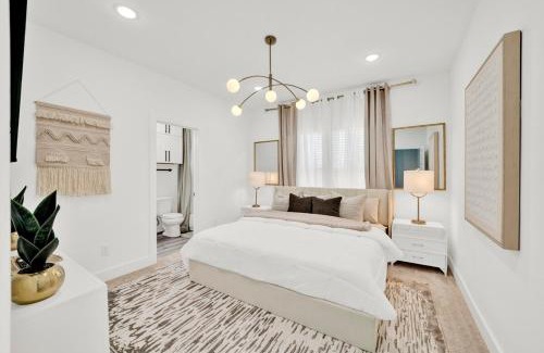 OST - South Union House | 2 Homes in 1 Duplex Walk to NRG and Med Ctr Sleeps 14-20