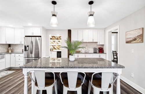 Vermilion Apartment | 2 Homes|Sleeps 16|Game Room|Historic Charm