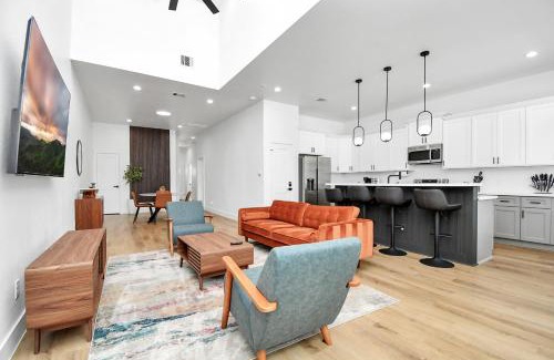 Southeast Houston House | 2 Homes Sleeps 18 Near Downtown Fully Gated with Parking