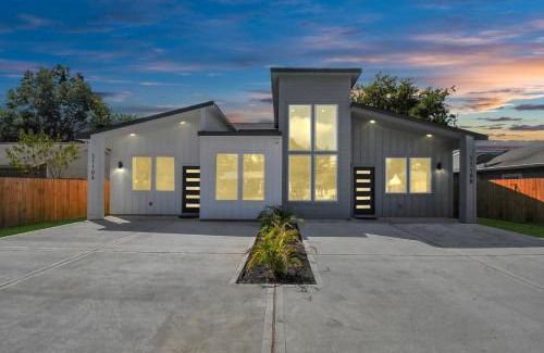 Southeast Houston House | 2 Homes Sleeps 18 Near Downtown Fully Gated with Parking