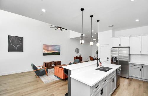 Southeast Houston House | 2 Homes Sleeps 18 Near Downtown Fully Gated with Parking