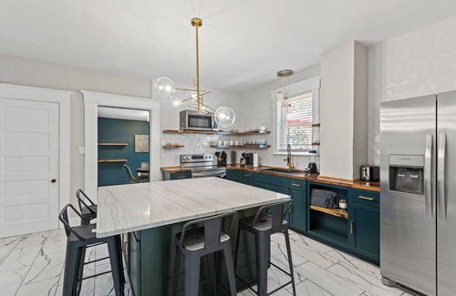 Georgetown House | 2 Hot Tubs/Private Bar/Pickleball & Basketball Ct/2Kitchens/5 Full Bathrooms