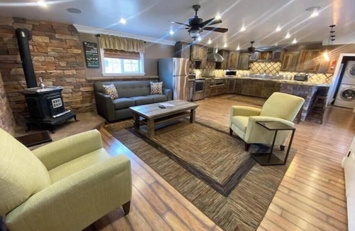 Kanab House | 2 houses/spa/gym/backyard/walk to: hiking-museums-restaurants-shops/sleeps 14+