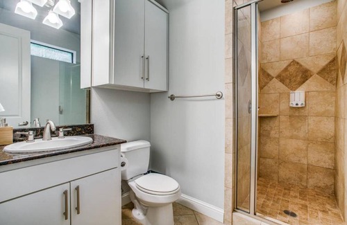 Oak Lawn House | 2 Huge Townhouses in Oak Lawn PERFECT for groups