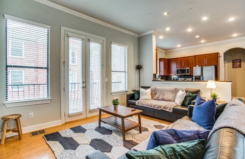 Oak Lawn House | 2 Huge Townhouses in Oak Lawn PERFECT for groups