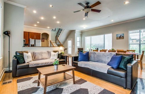 Oak Lawn House | 2 Huge Townhouses in Oak Lawn PERFECT for groups
