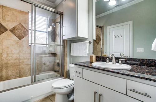 Oak Lawn House | 2 Huge Townhouses in Oak Lawn PERFECT for groups