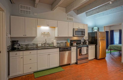 West Old Town Apartment | #2 in Old Town, 2bd/2ba, near I-40
