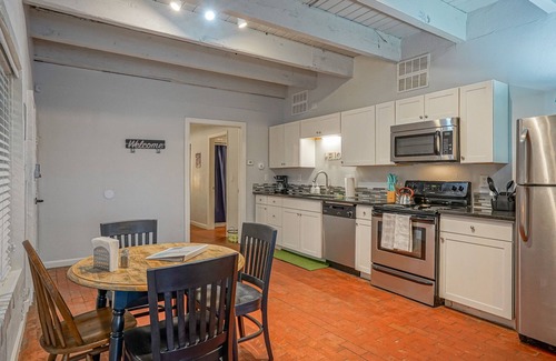 West Old Town Apartment | #2 in Old Town, 2bd/2ba, near I-40