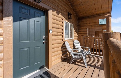 St. Charles Cabin | #2 Jeep Cabin! Newly Remodeled! AC! Sleeps 4!