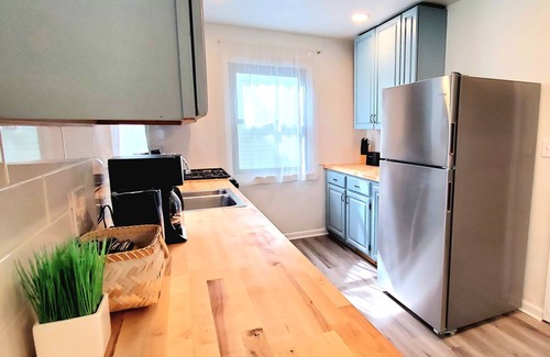 Richmond Heights House | 2 KING 3 QUEEN BEDS. Spacious. Quiet Neighborhood