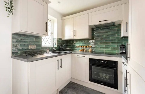 Rotherhithe Apartment | 2 King Bed Modern Refurb Flat - 10 mins 2 London Bridge - Sleeps 6 Guests