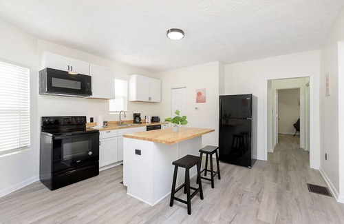 Windsor Park House | 2 King Bedroom House Super Close to Mass Ave and Bottleworks