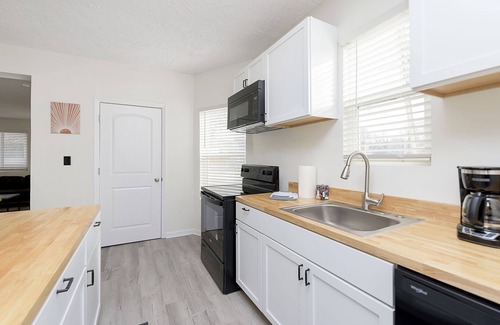 Windsor Park House | 2 King Bedroom House Super Close to Mass Ave and Bottleworks